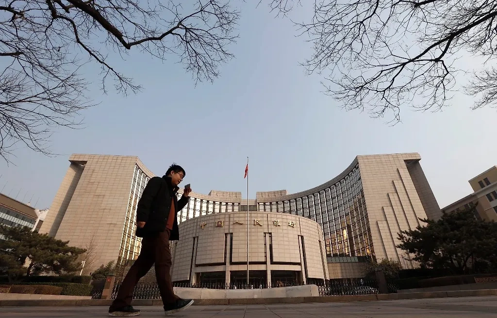 Народный банк Китая является самым крупным финансовым институтом в мире по объёму имеющихся у него резервов. Фото © ТАСС / AP / Andy Wong