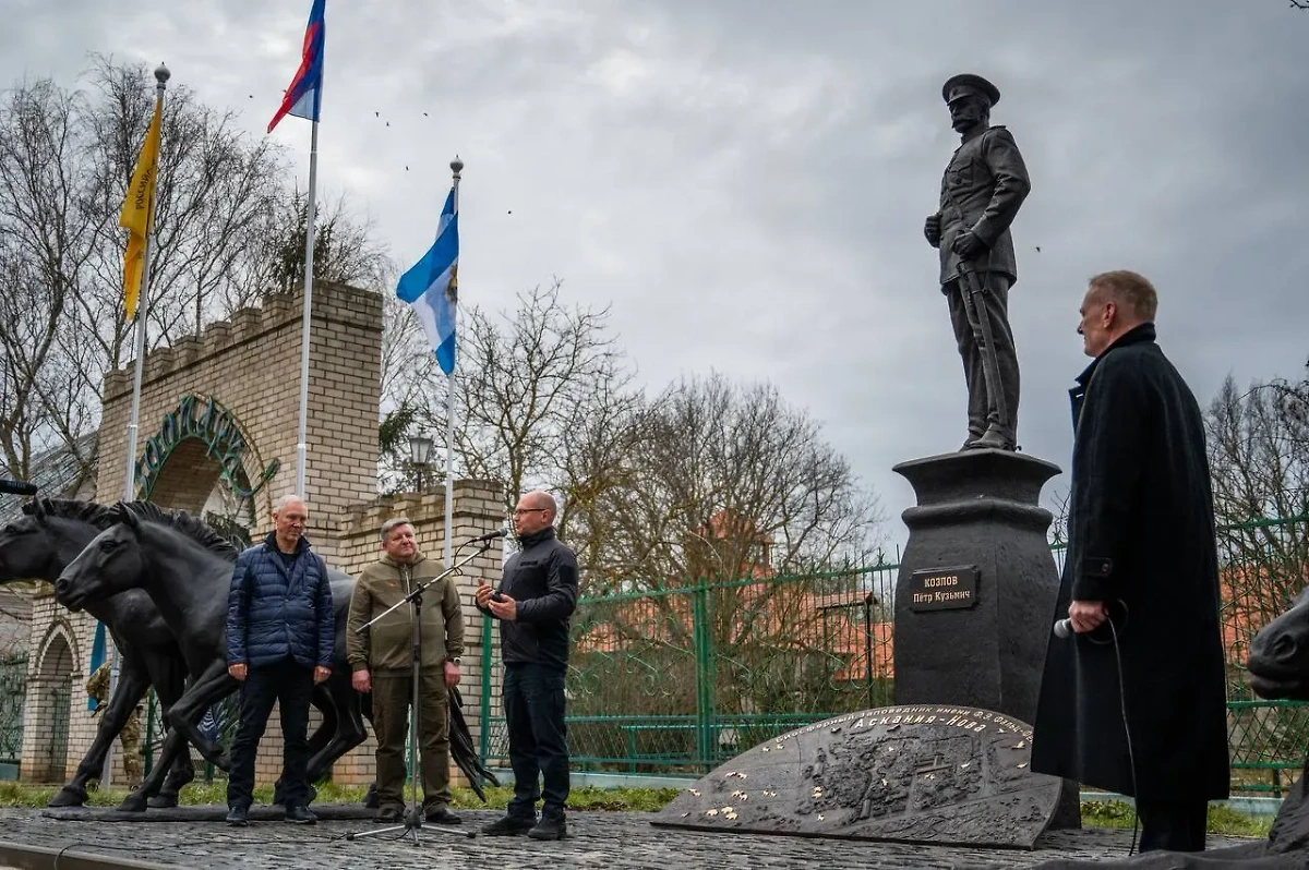 Владимир Сальдо, Николай Овсиенко и Сергей Кириенко у памятника Петру Козлову в Херсонской области. Обложка © Telegram / Владимир Сальдо