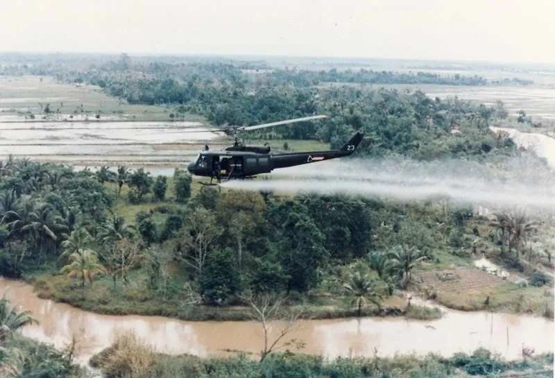Американский вертолёт распыляет агент оранж над джунглями. Фото © Wikimedia Commons / US Army