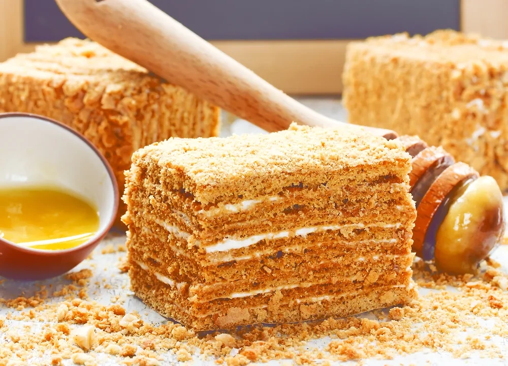 Торт медовик времён СССР в домашних условиях может приготовить любой. Фото © Shutterstock