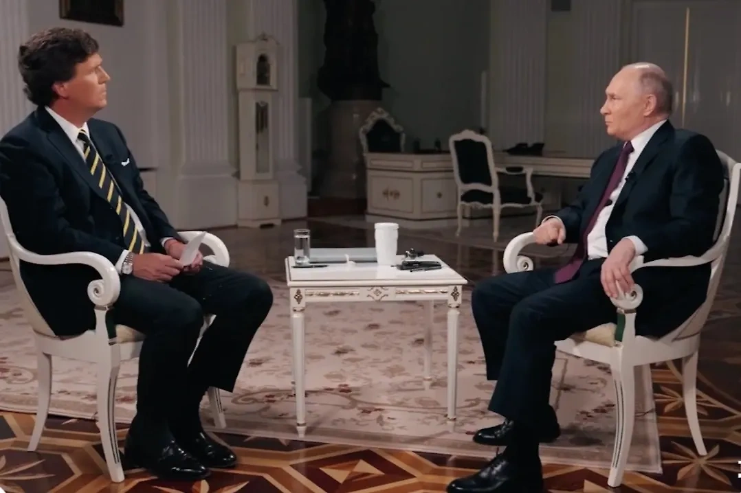 Американский журналист Такер Карлсон берёт интервью у президента России Владимира Путина. Обложка © tuckercarlson