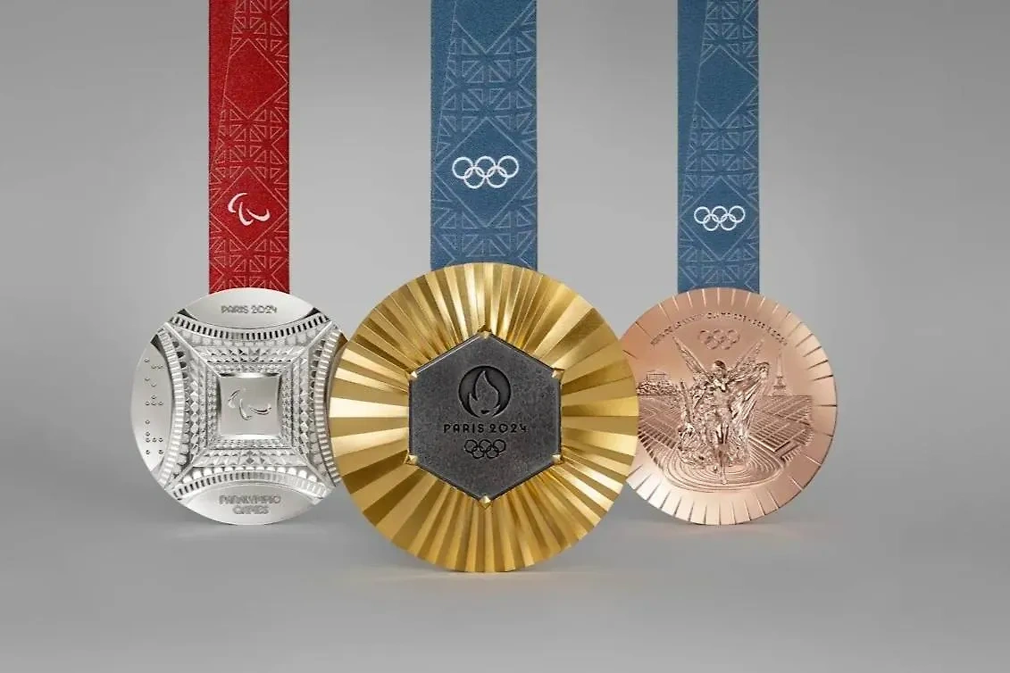 В Париже представили медали XXXIII летних Олимпийских и Паралимпийских игр. Обложка © Сайт МОК