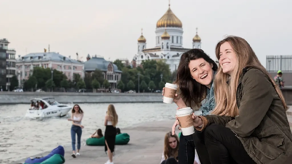 Неправильное значение слов в речи лучше не использовать. Коллаж © Life.ru. Фото © Freepik, © ТАСС / Сергей Савостьянов