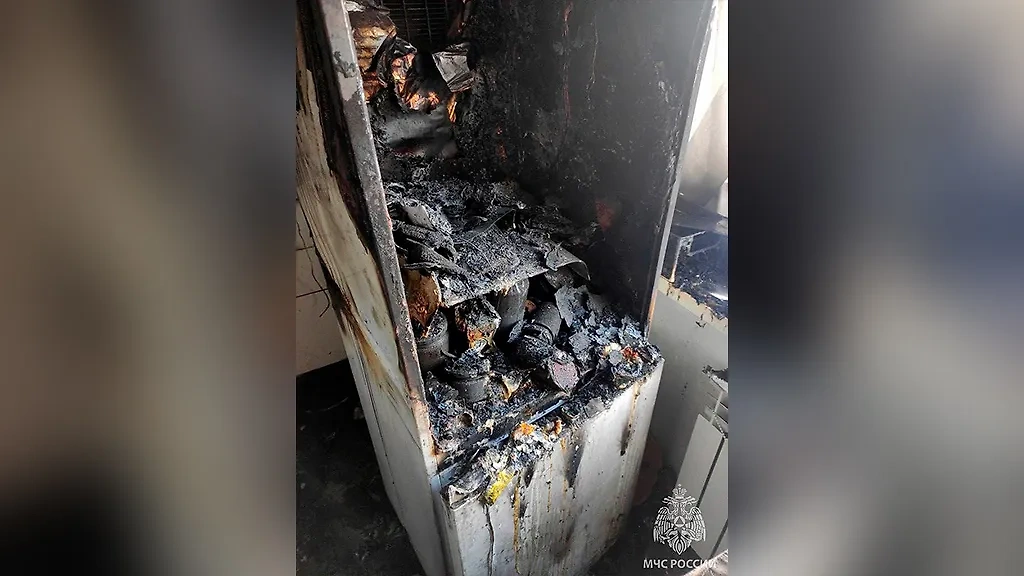 Холодильник, который сгорел в результате пожара в Череповце. Обложка © Telegram / МЧС России