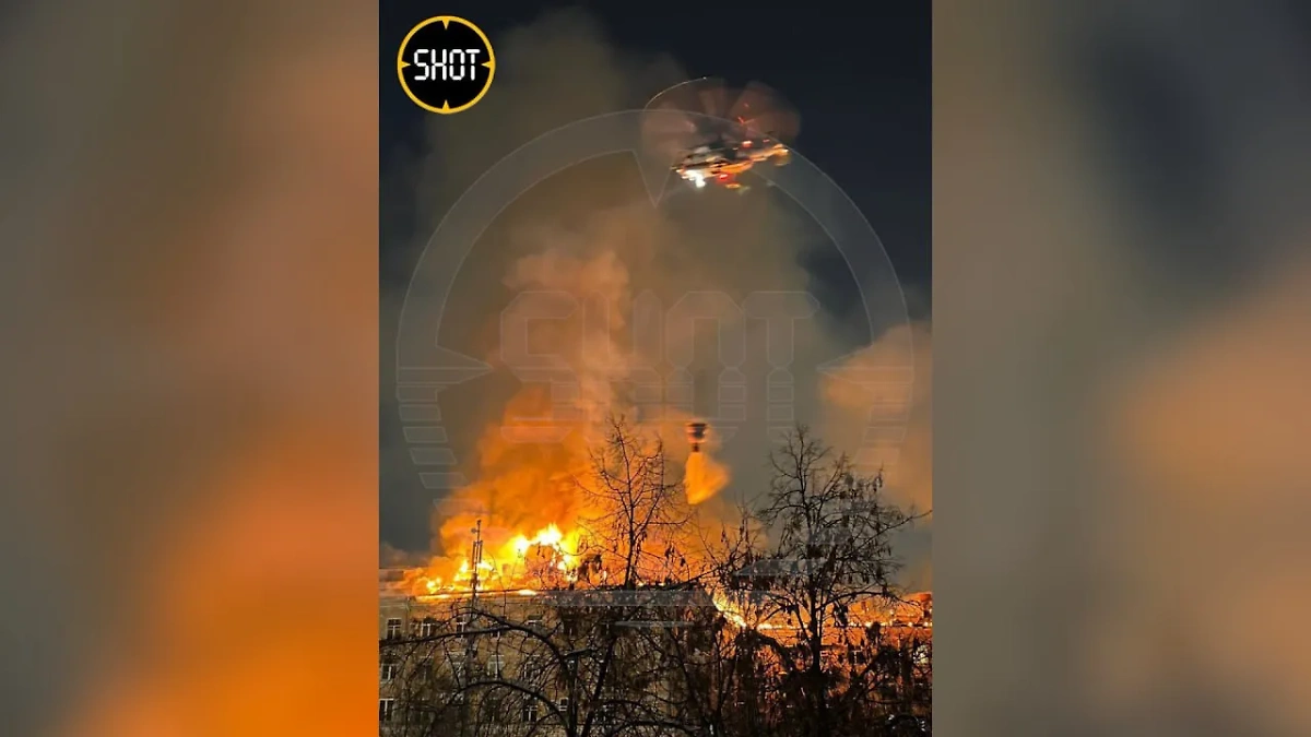 Процесс ликвидации пожара в Северном округе Москвы. Обложка © SHOT