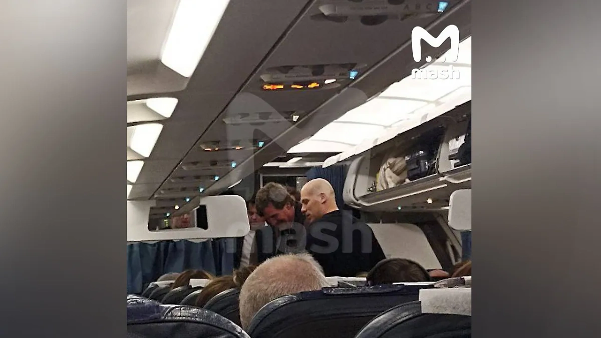 Такер Карлсон в самолёте, вылетающем из Шереметьево. Фото © Mash
