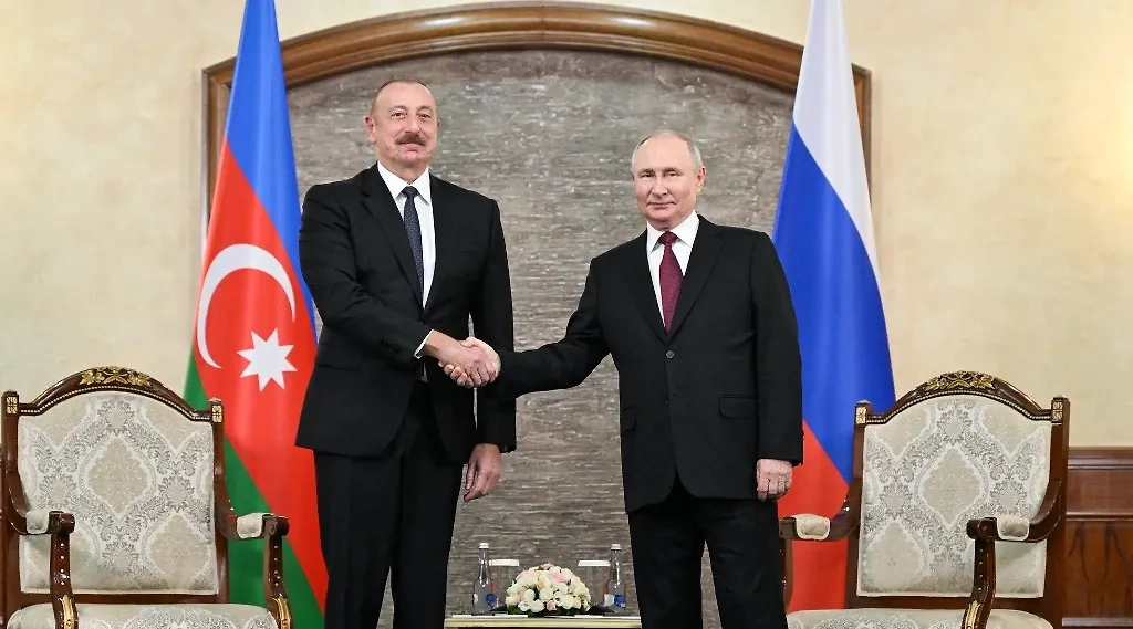 Президент России Владимир Путин и президент Азербайджана Ильхам Алиев (справа налево). Обложка © ТАСС / POOL / Павел Бедняков