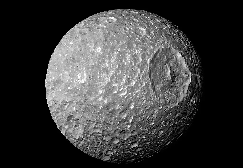 Спутник Сатурна Мимас (гигантская структура на поверхности — 135-километровый кратер Гершель). Фото © Wikipedia / NASA