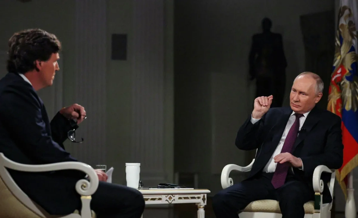 Американский журналист Такер Карлсон и президент России Владимир Путин. Обложка © Kremlin.ru