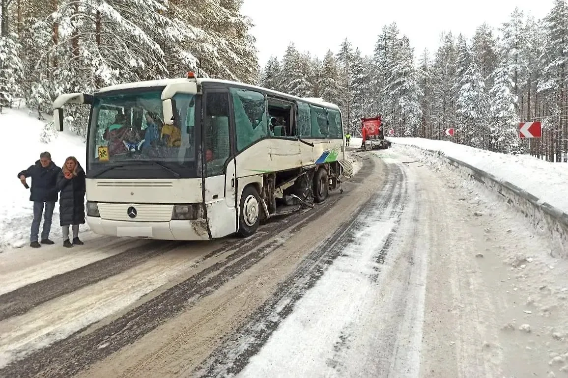 Автобус с 27 детьми попал в аварию в Карелии. Обложка © VK / goskomitet_rk