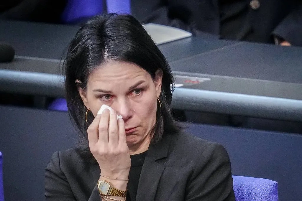 Анналена Бербок плачет в Бундестаге в День памяти холокоста. Обложка © ТАСС / picture-alliance / dpa / Kay Nietfeld