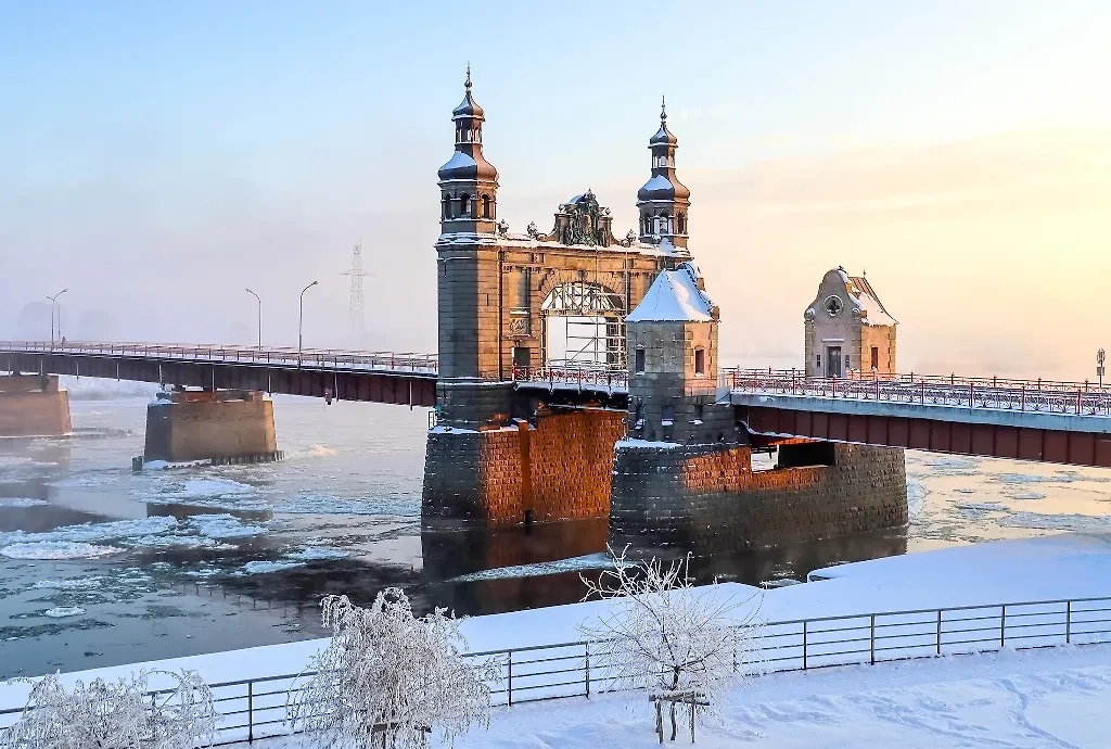 Мост королевы Луизы на границе, соединяющий Советск (Калининградская область Российской Федерации) и Панямуне (Литва). Фото © Shutterstock