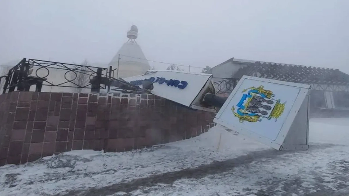 Стела на въезде в Петропавловск-Камчатский, упавшая из-за ураганного ветра. Обложка © Telegram / "Камчатский север"