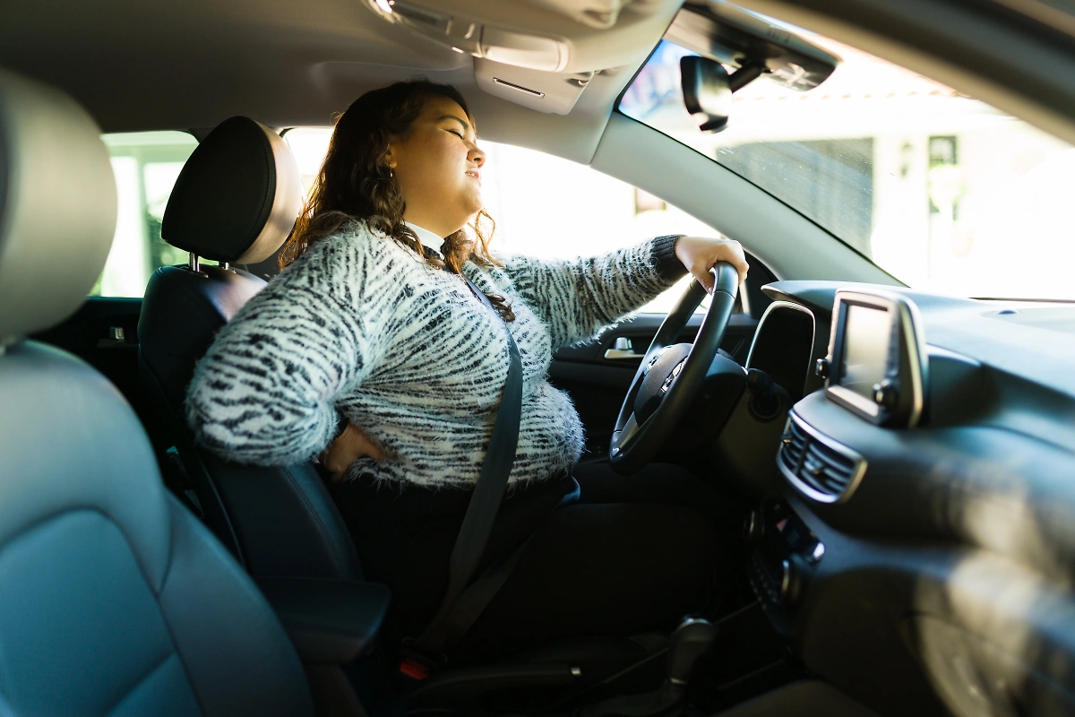 Диетолог Саволюк заявила, что у водителей с ожирением — более высокий риск попадания в ДТП. Обложка © Shutterstock / FOTODOM