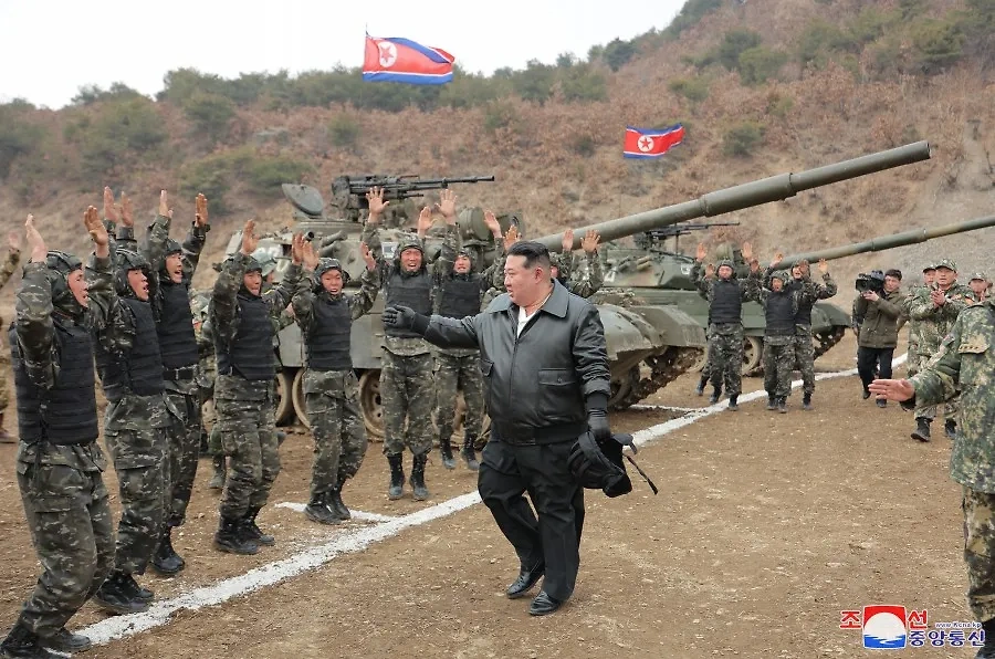 Ким Чен Ын протестировал новый танк КНДР. Фото © ЦТАК