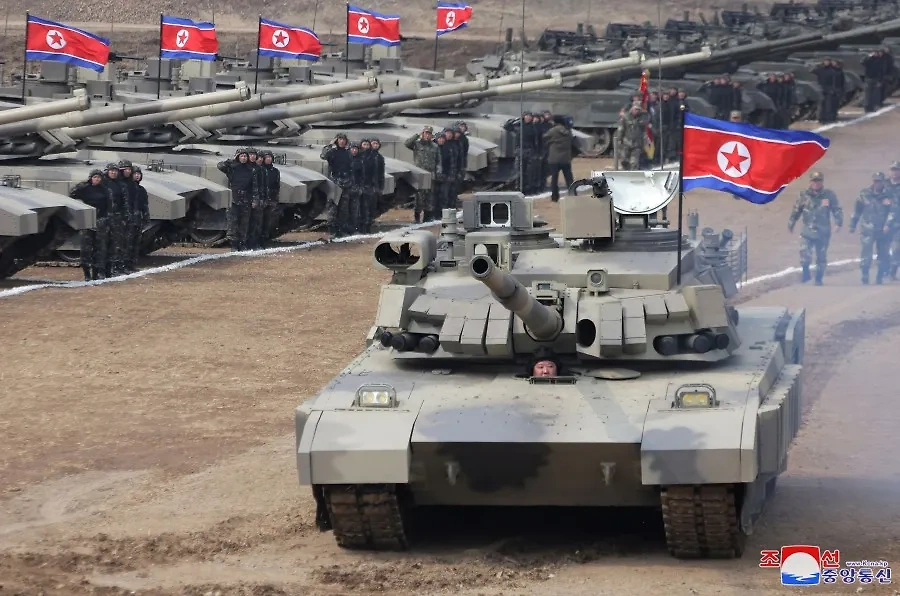 Ким Чен Ын протестировал новый танк КНДР. Фото © ЦТАК