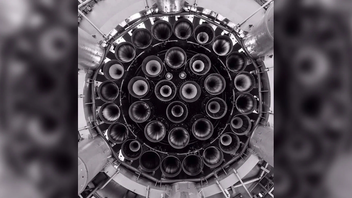 Двигатели ракеты Super Heavy (первой ступени Starship). Spaceflightnow.com / SpaceX