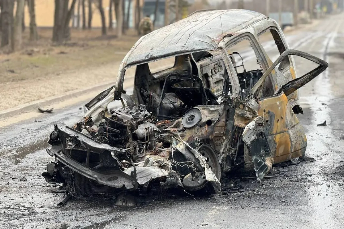 Сгоревшая от попадания снаряда машина в Белгороде. Обложка © Telegram / Настоящий Гладков