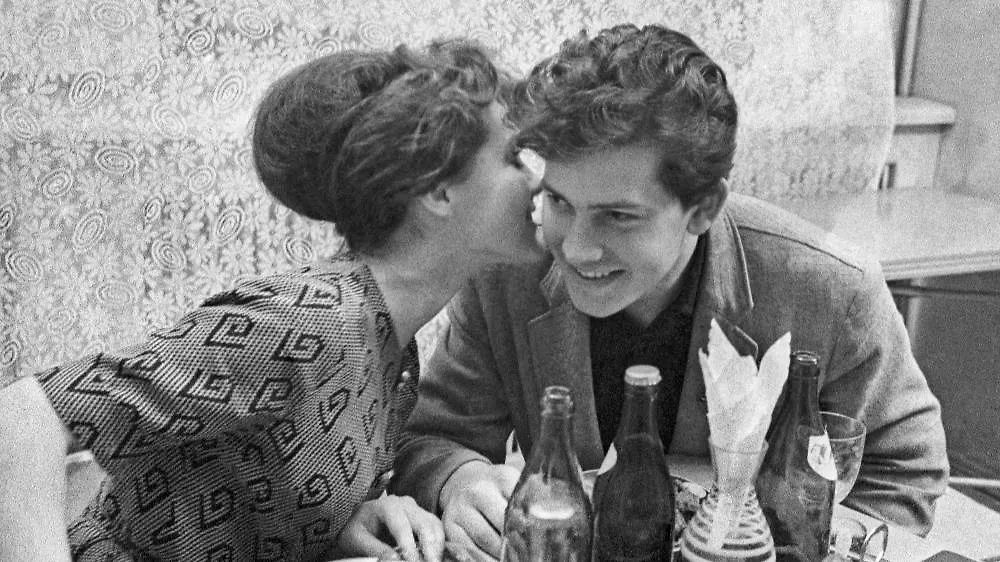 Советские девушки могли жить вместе только с мужьями. Фото © ТАСС / Эммануил Евзерихин 