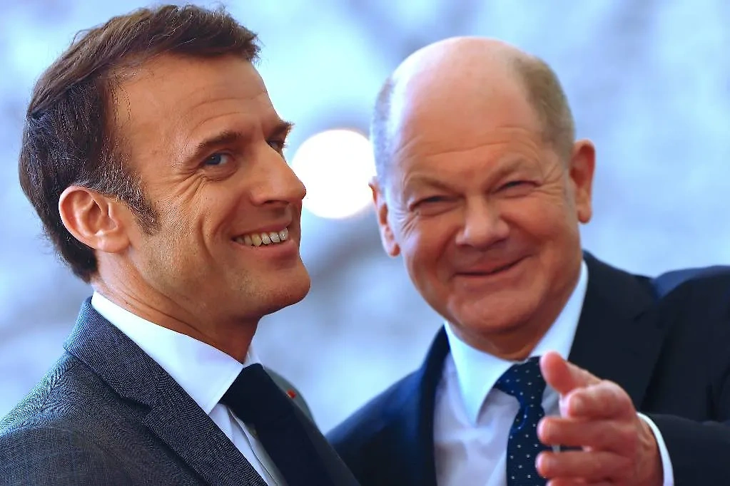 Канцлер Германии Олаф Шольц (справа) и президент Франции Эмманюэль Макрон (слева). Фото © ТАСС / EPA / HANNIBAL HANSCHKE