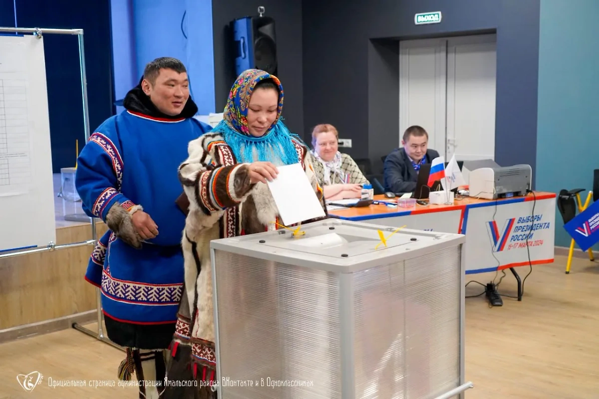 Семья Худи на избирательном участке на Ямале. Фото © Администрация Ямальского района