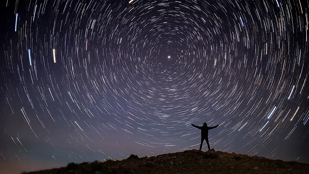 Вращение звёзд на небесной сфере вокруг Полярной звезды (снимок, сделанный с длинной выдержкой). Фото © Shutterstock / FOTODOM