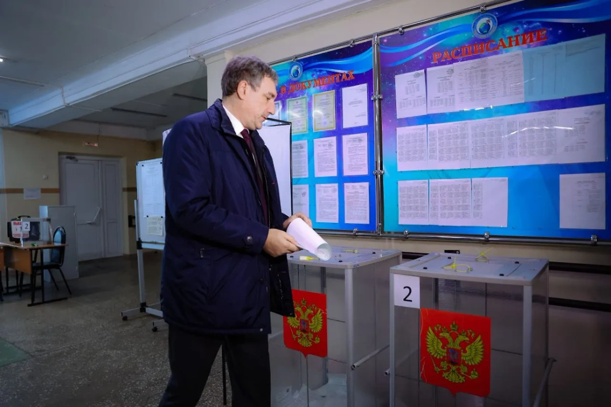Губернатор Амурской области Орлов голосует на выборах президента РФ. Фото © Telegram / Василий Орлов