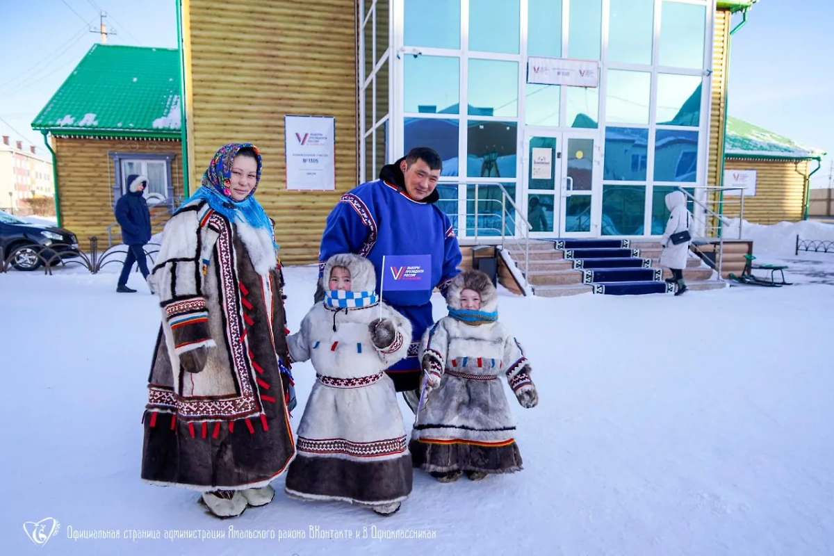 Семья Худи около избирательного участка на Ямале. Обложка © Администрация Ямальского района
