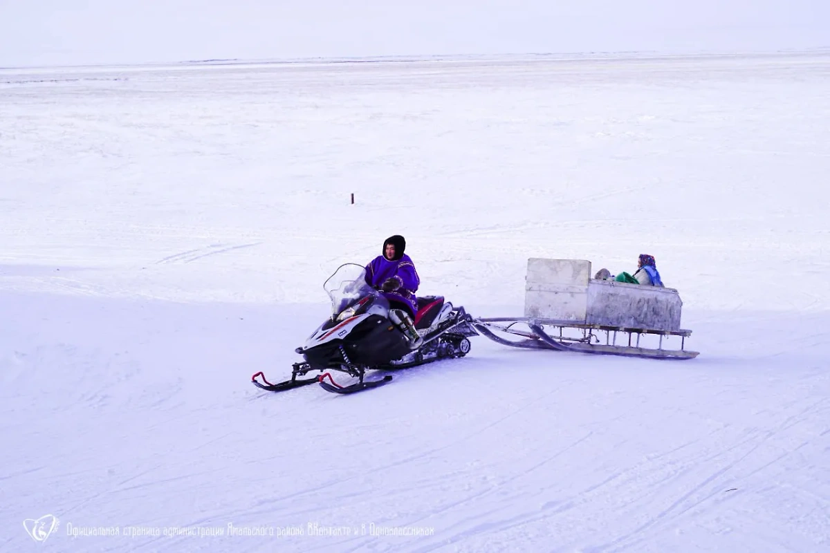 Семья Худи на снегоходе. Фото © Администрация Ямальского района