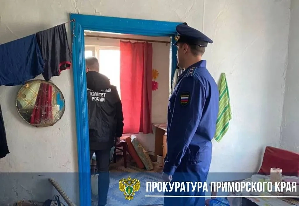Дом в Приморье, где ранее судимый мужчина застрелил жену и ребёнка, а затем покончил с собой. Фото © Telegram / Прокуратура Приморского края
