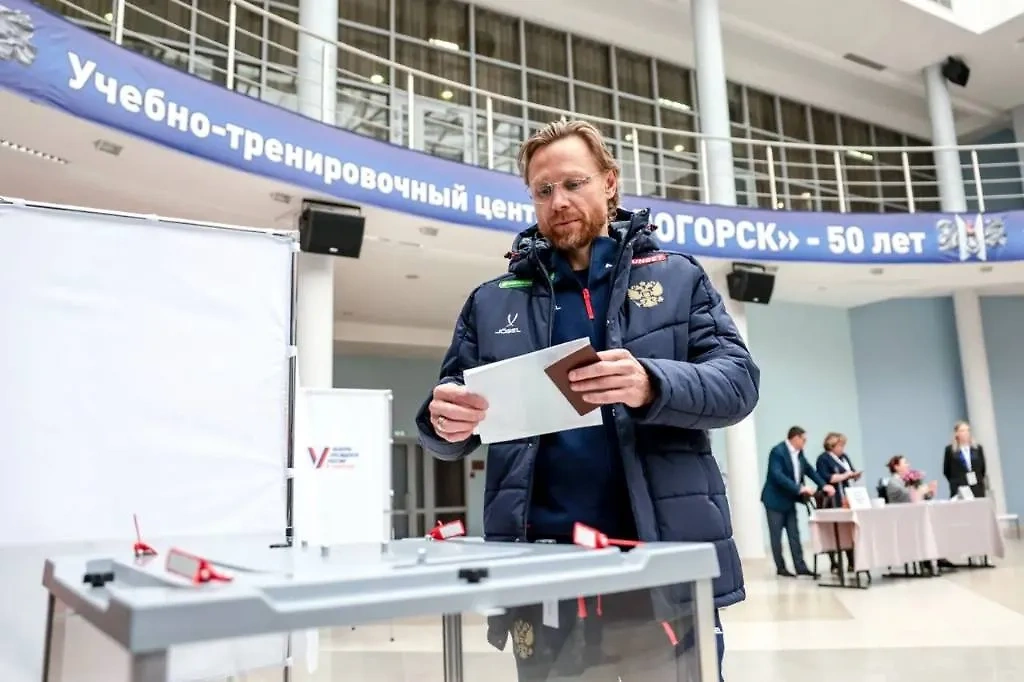 Валерий Карпин на избирательном участке в Новогорске. Обложка © Telegram / РФС | Российский футбольный