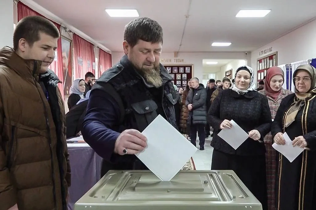 Кадыров проголосовал на выборах президента РФ. Обложка © ТАСС / Пресс-служба главы и Правительства Чечни