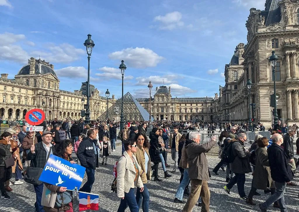 Митинг в Париже против военной помощи Киеву. Обложка © ТАСС / Артём Токарев