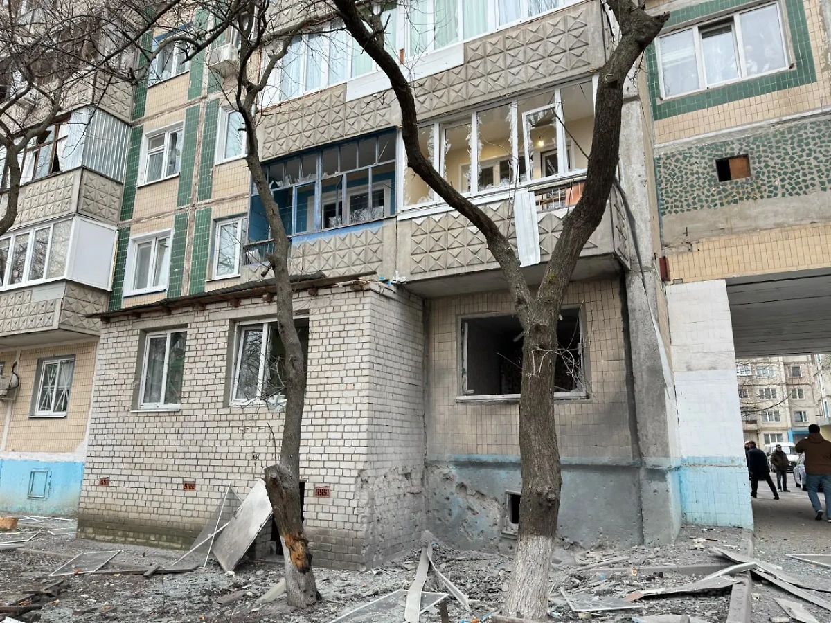 Повреждённый дом. Фото © Telegram / "Настоящий Гладков"