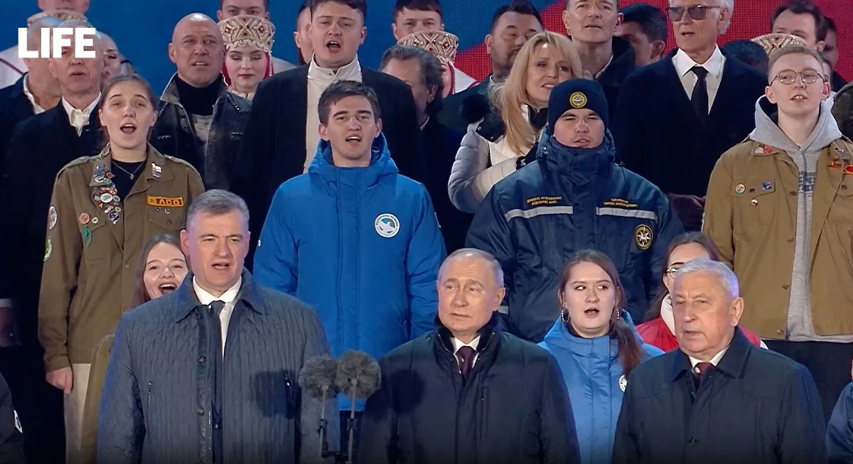 Президент РФ Владимир Путин исполнил гимн России. Обложка © Life.ru