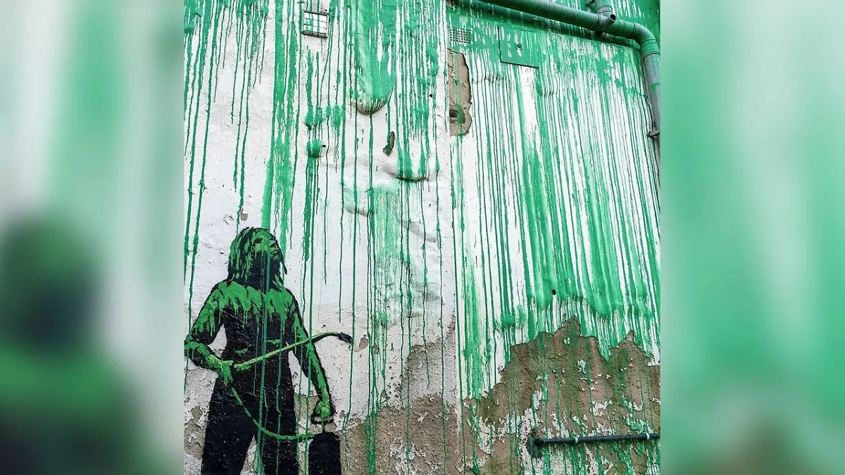 Человек с распылителем на новой работе Бэнкси. Фото © Instagram (признан экстремистской организацией и запрещён на территории Российской Федерации) / banksy