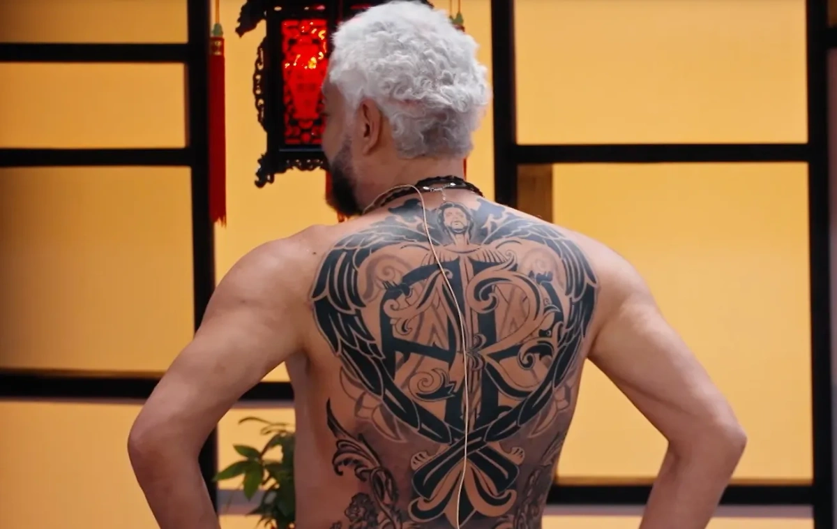 Филипп Киркоров показал татуировку на спине. Обложка © RuTube / "Сокровища императора"