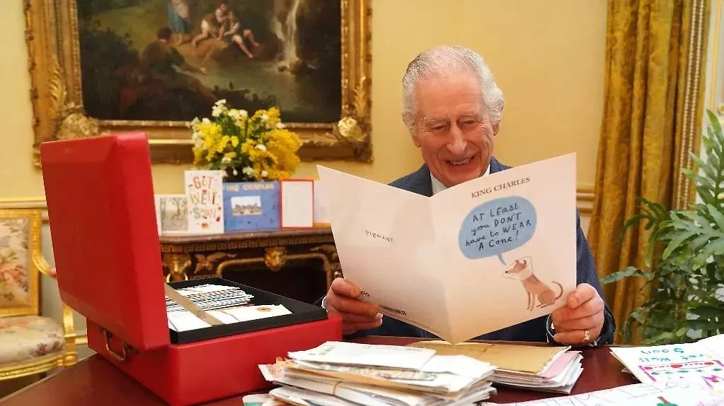 Король Великобритании Карл III читает письма с пожеланиями здоровья в Букингемском дворце. Фото © ТАСС / Zuma