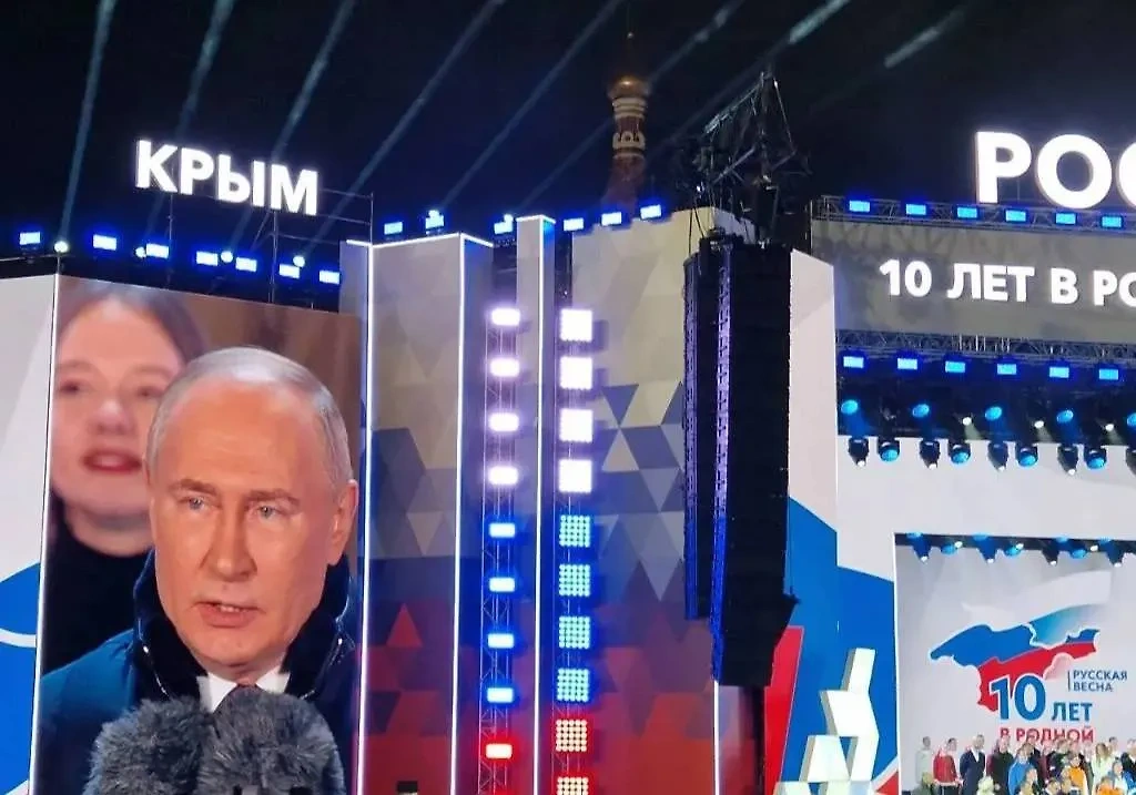 Владимир Путин на митинге-концерте, посвящённом десятилетию Крымской весны. Фото © Life.ru