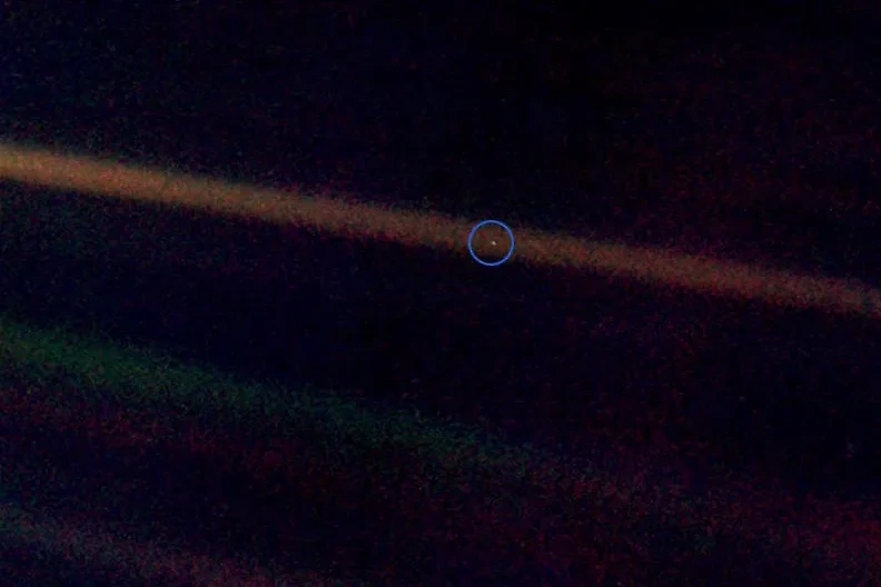 Снимок Земли, сделанный с борта зонда Voyager-1 в 1990 году. Фото © Wikipedia
