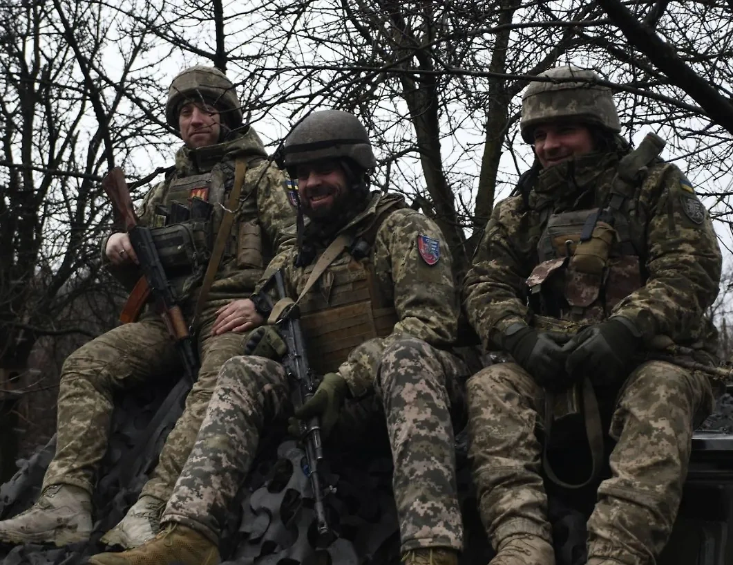 Бойцы ВСУ жалуются на польские винтовки. Обложка © Telegram / Zelenskiy / Official