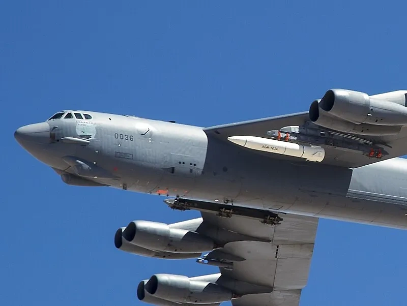 Бомбардировщик B-52 с прототипом ракеты AGM-183A на испытаниях в июне 2019 года. Обложка © Wikipedia
