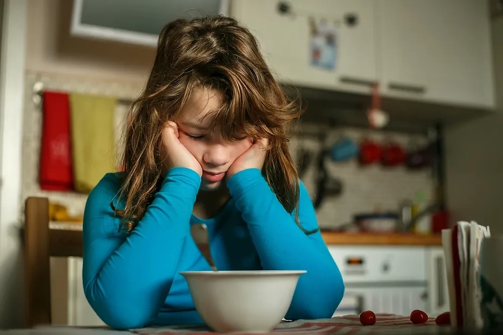 Родители не прочитали заметку Life.ru и, не зная о последствиях переедания, отказались выпускать девочку из-за стола, пока та не опустошит тарелку. Обложка © Shutterstock