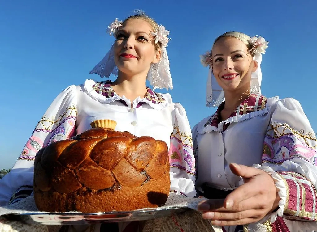 На Архиппа и Филимона, 4 марта, принято печь хлеб-каравай. Фото © Виктор Драчев /ТАСС 