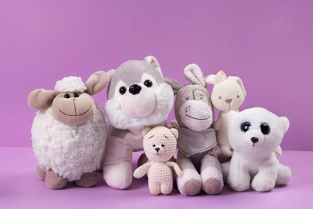 Идеи плохих подарков на 8 Марта — плюшевые медведи и игрушки в форме сердец. Фото © Freepik 