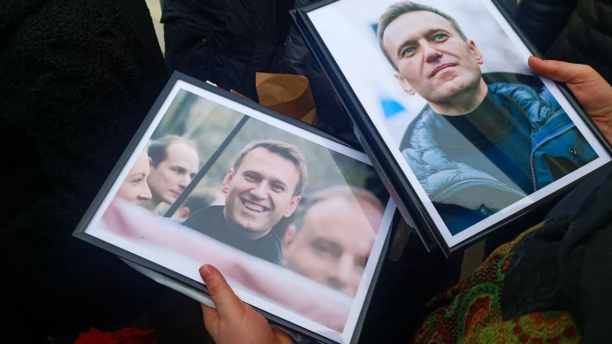 Портреты Навального* у людей на прощании в Москве. Фото © Life.ru
