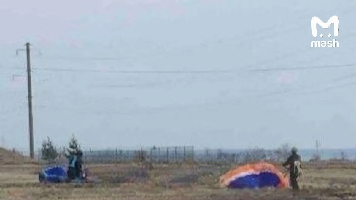Двух парапланеристов задержали в 20 километрах от российско-украинской границы. Обложка © Mash