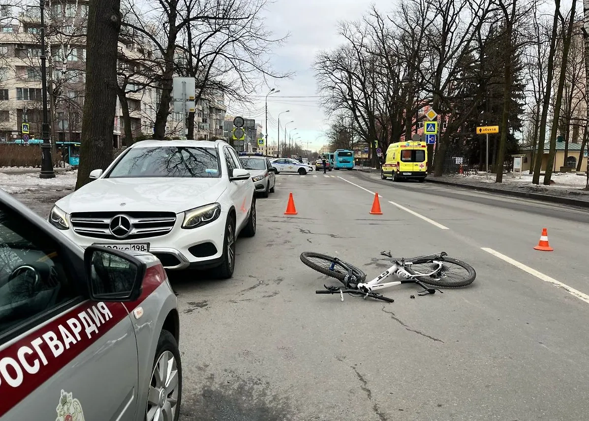 В Санкт-Петербурге велосипедист погиб под колёсами автомобиля. Обложка © t.me / RU_CHP