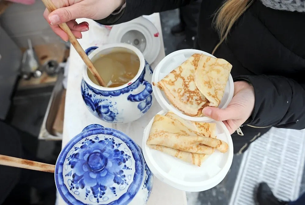 Блины в России чаще всего едят с мясом, творогом и сыром, но многие любят вообще без начинки. Фото © Агентство "Москва" / Андрей Любимов