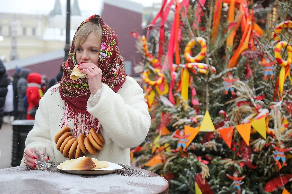 Россияне любят печь блины на молоке, минералке и даже на пиве. Фото © Агентство "Москва" / Артур Новосильцев 